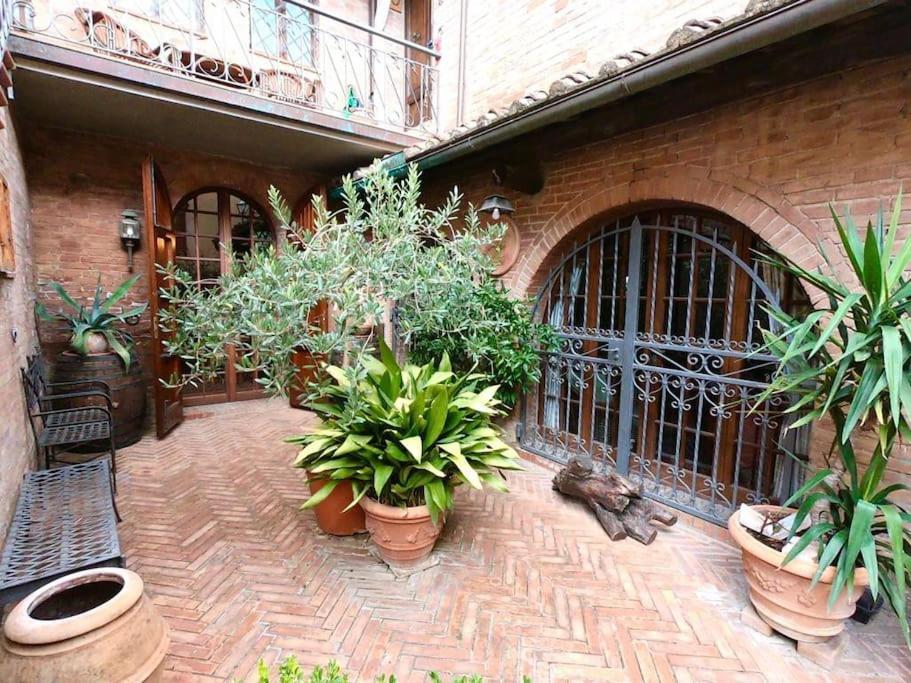 Casa Lazzaro Al Centro Di Siena Villa Luaran gambar