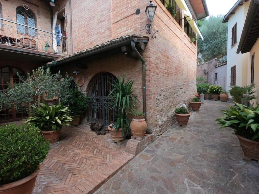 Casa Lazzaro Al Centro Di Siena Villa Luaran gambar