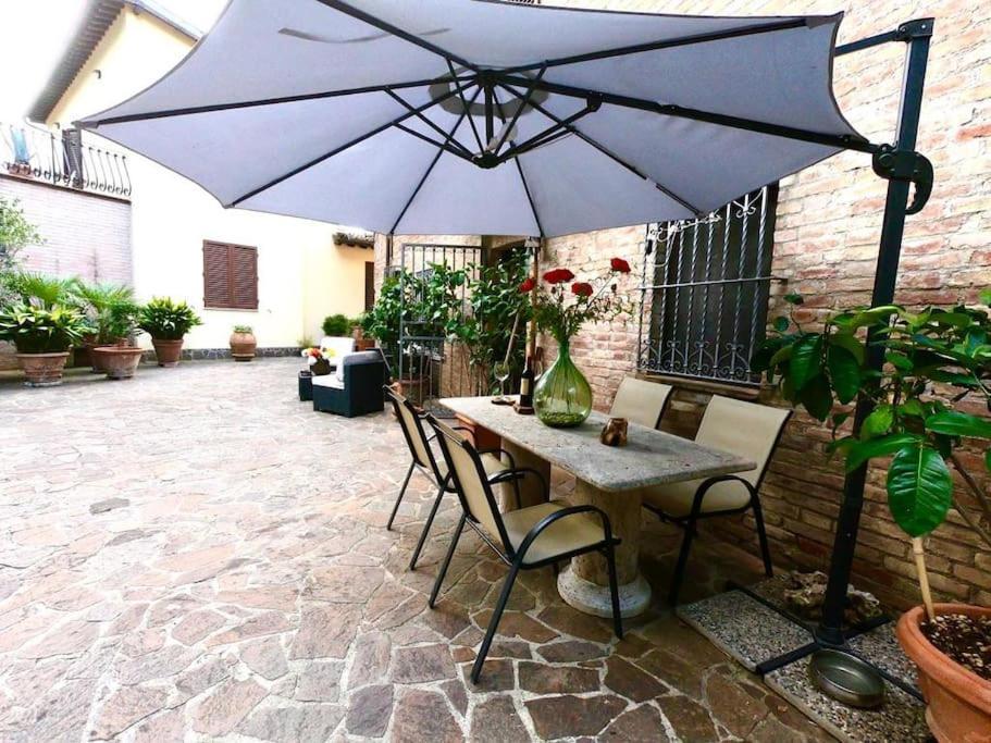 Casa Lazzaro Al Centro Di Siena Villa Luaran gambar